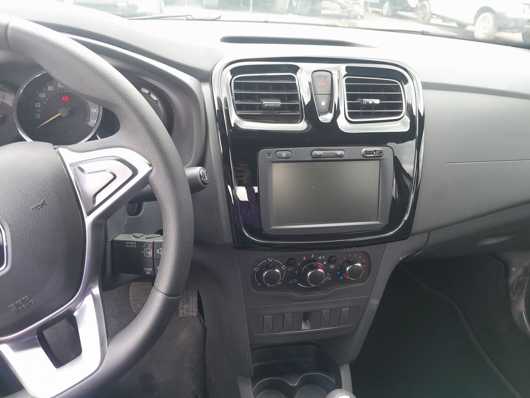 RENAULT LOGAN 2026