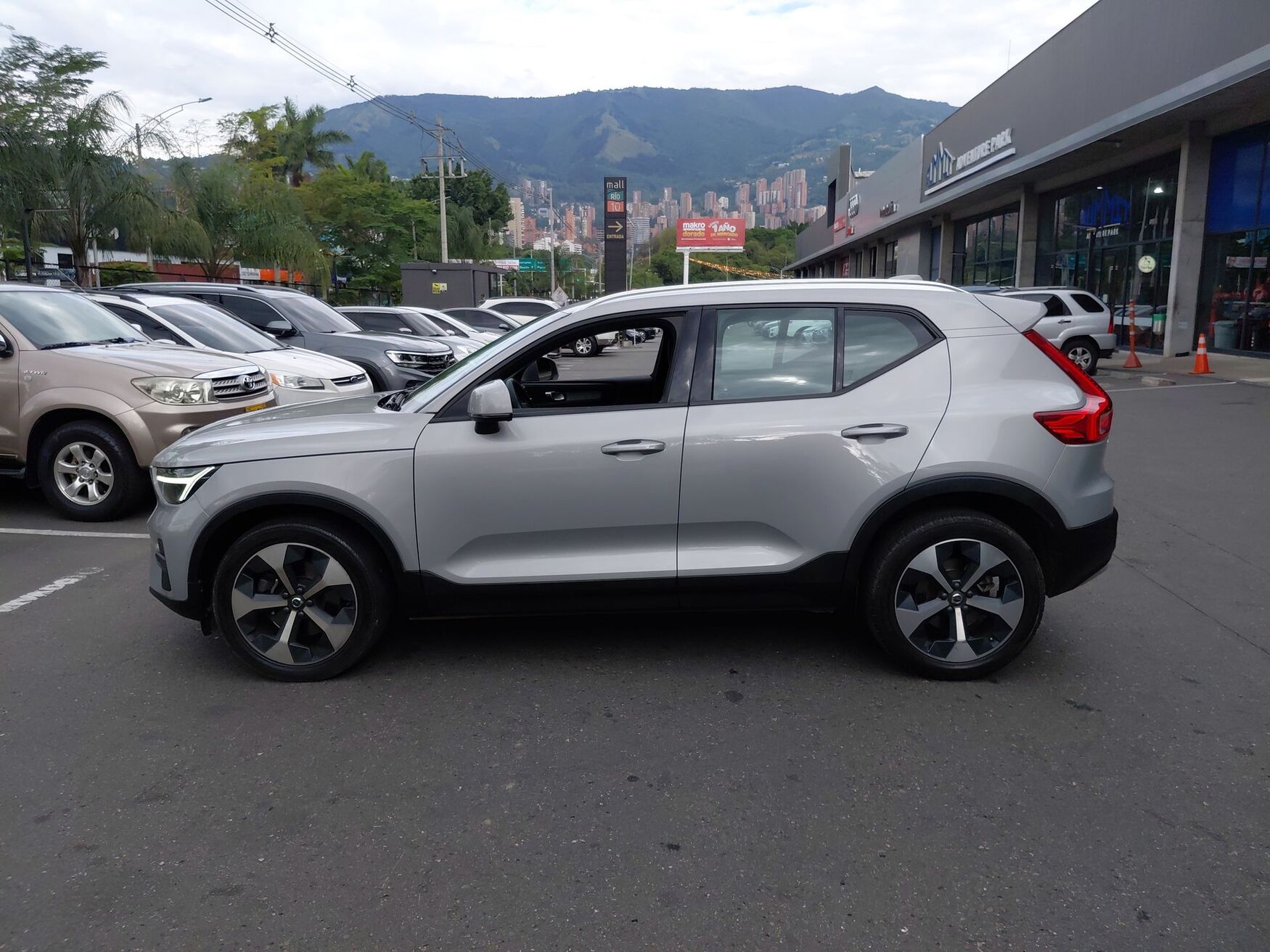 VOLVO XC40 2023