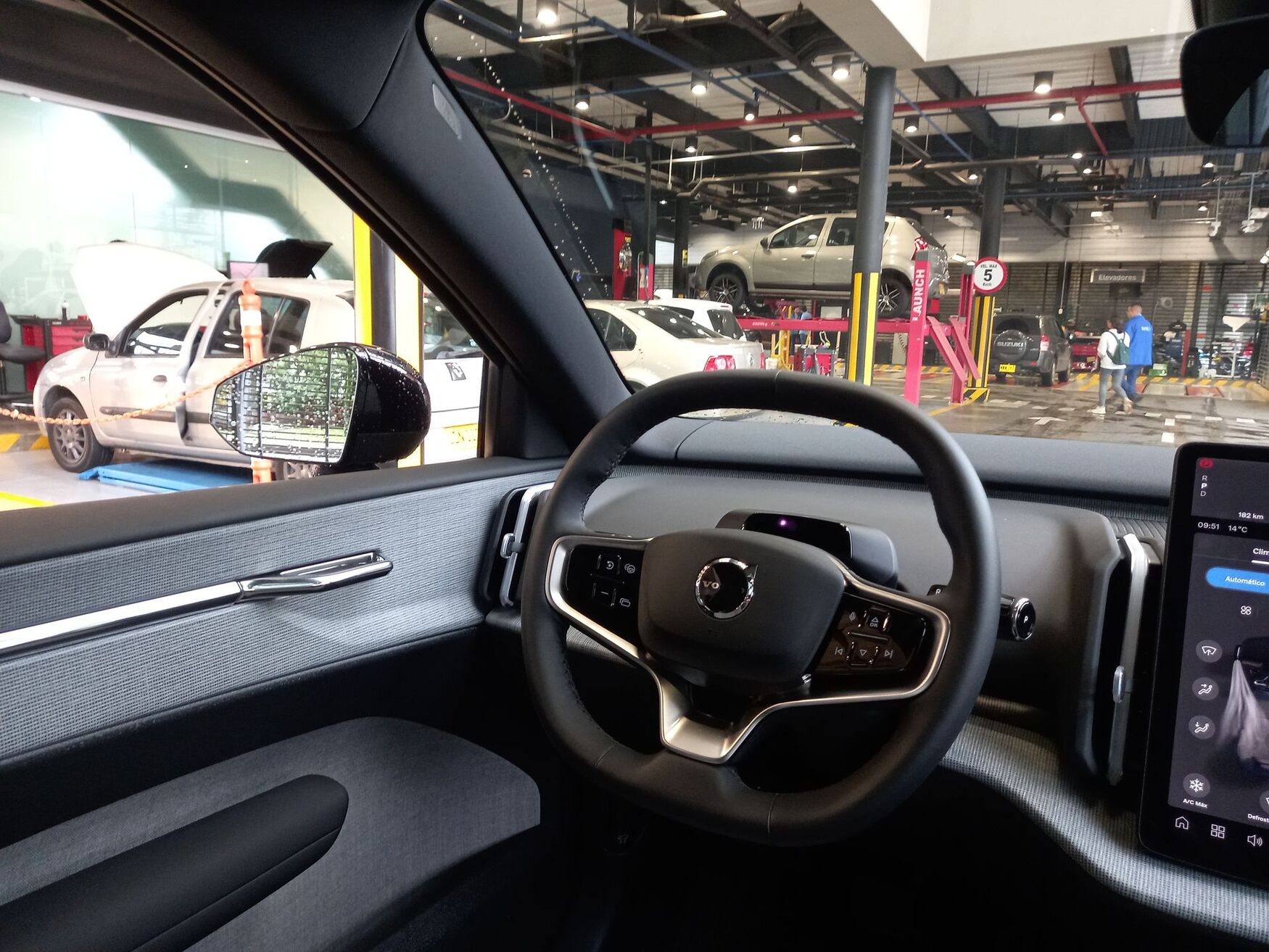 VOLVO XC30 2025