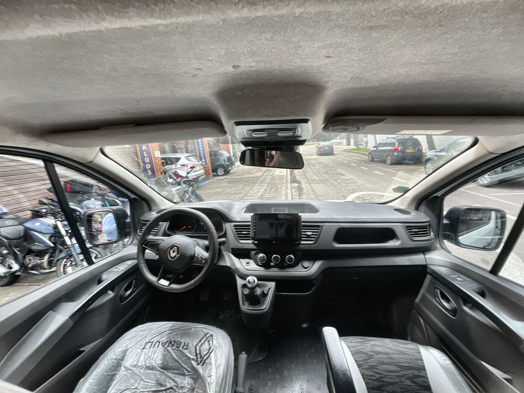 RENAULT TRAFIC 2024
