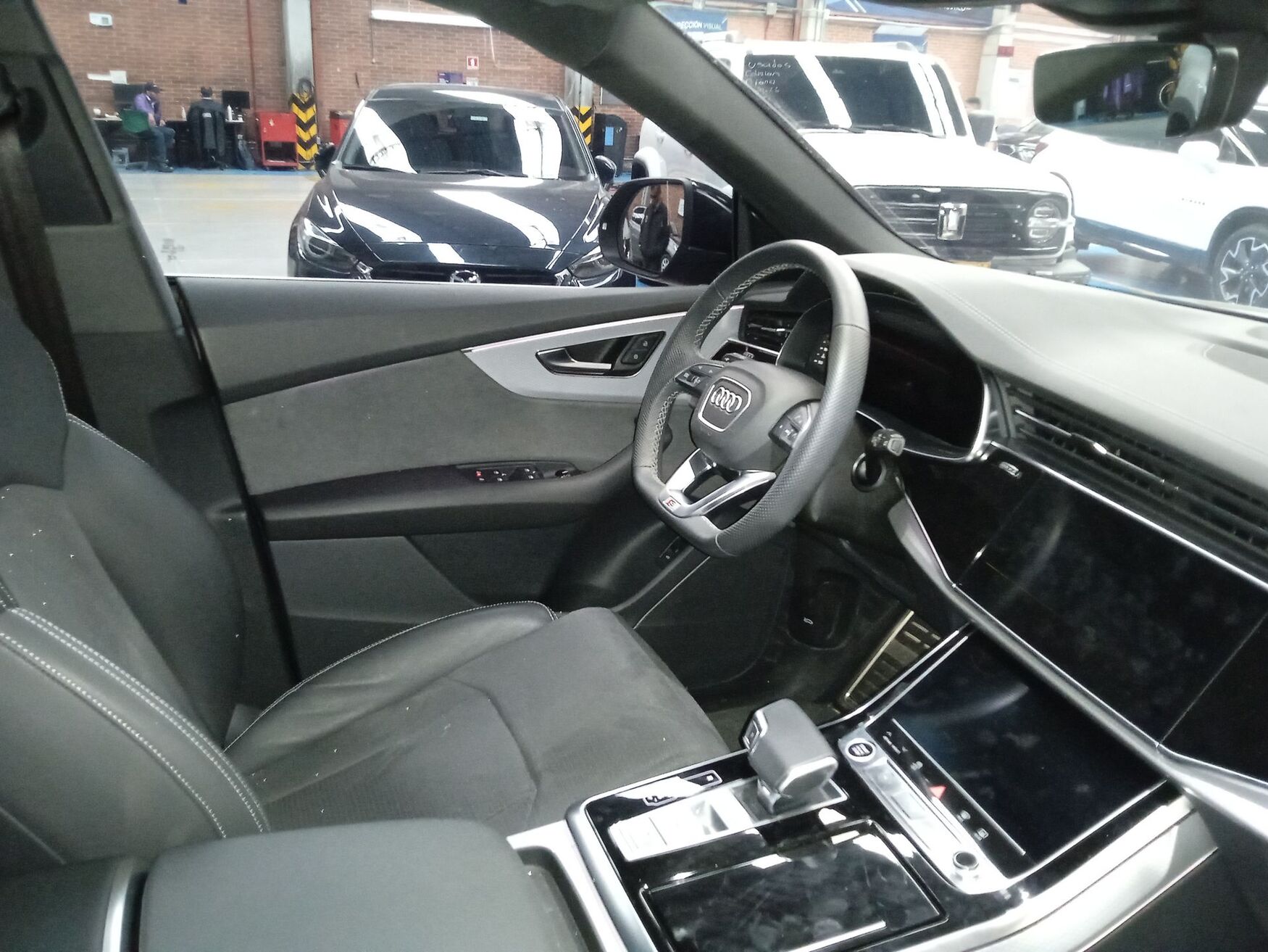 AUDI Q8 2025