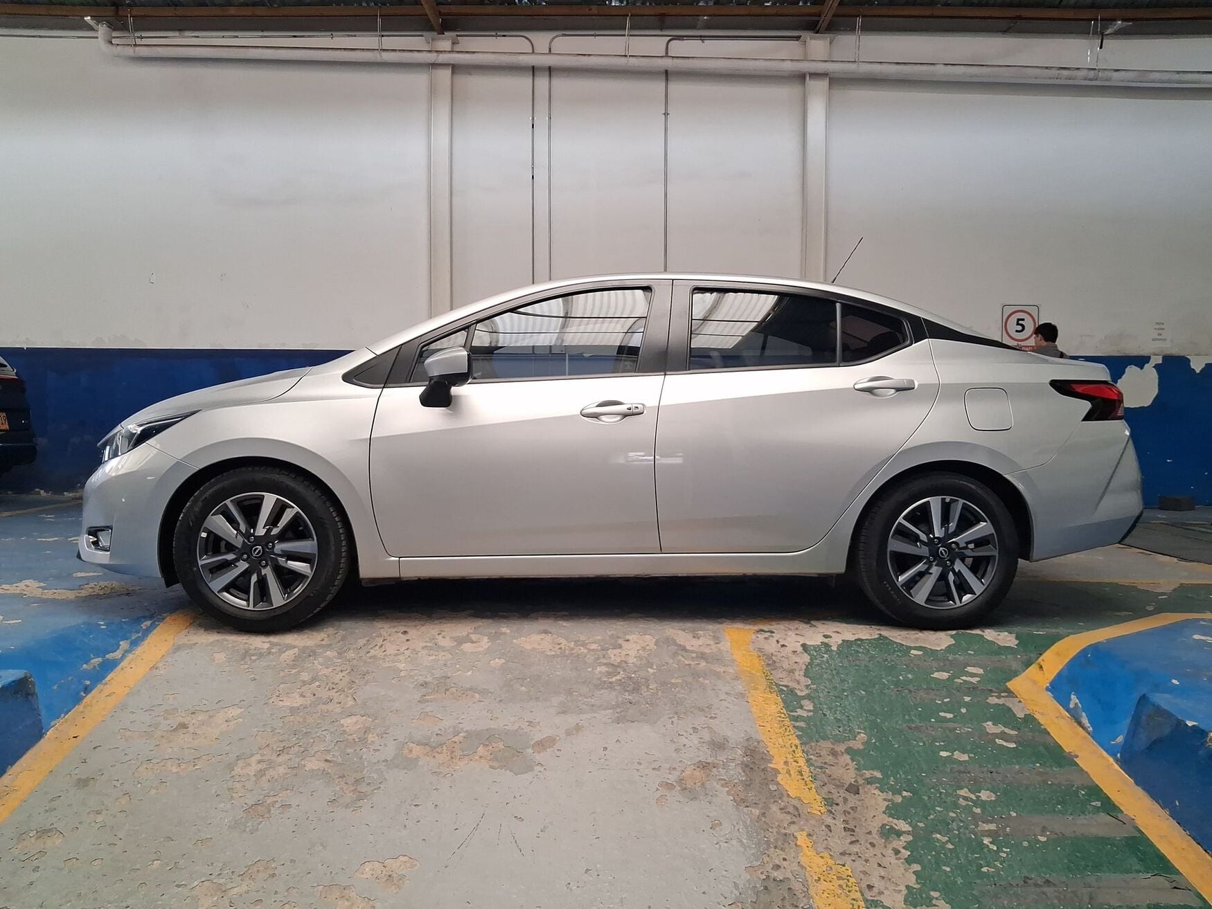 NISSAN VERSA 2025